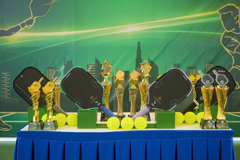 Cúp, vợt và bóng tại sự kiện pickleball