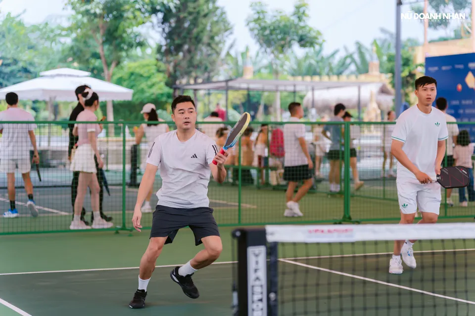 Hoạt động đánh pickleball trên sân