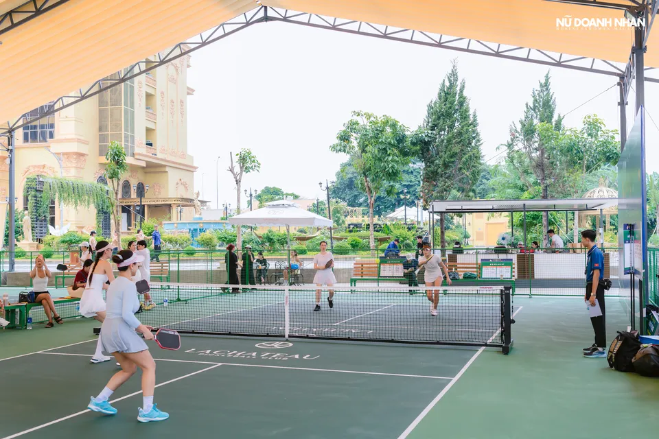 Hoạt động pickleball dưới mái che trong khuôn viên Lachateau