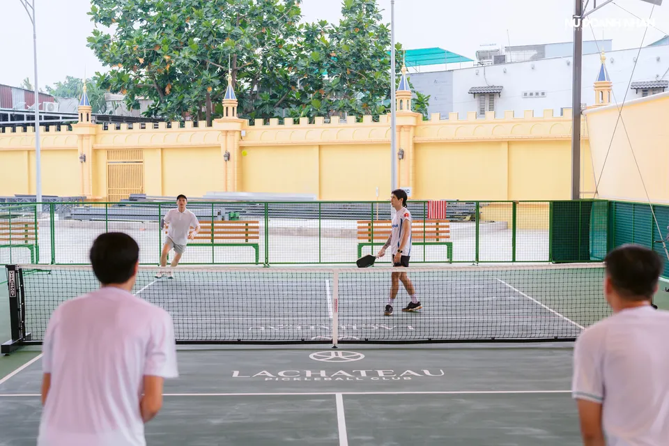 Góc nhìn qua lưới trên sân
