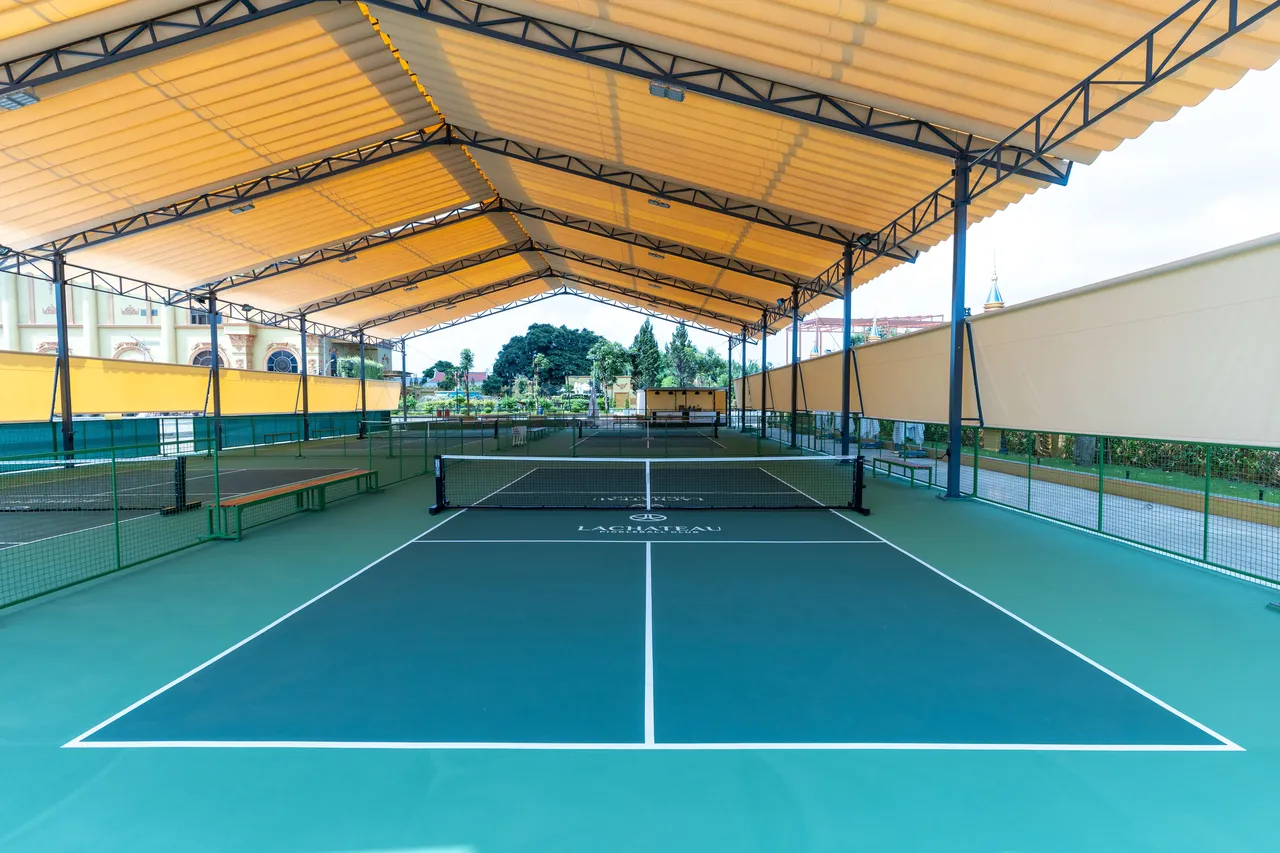 Toàn cảnh sân pickleball Lachateau với mái che và mặt sân xanh